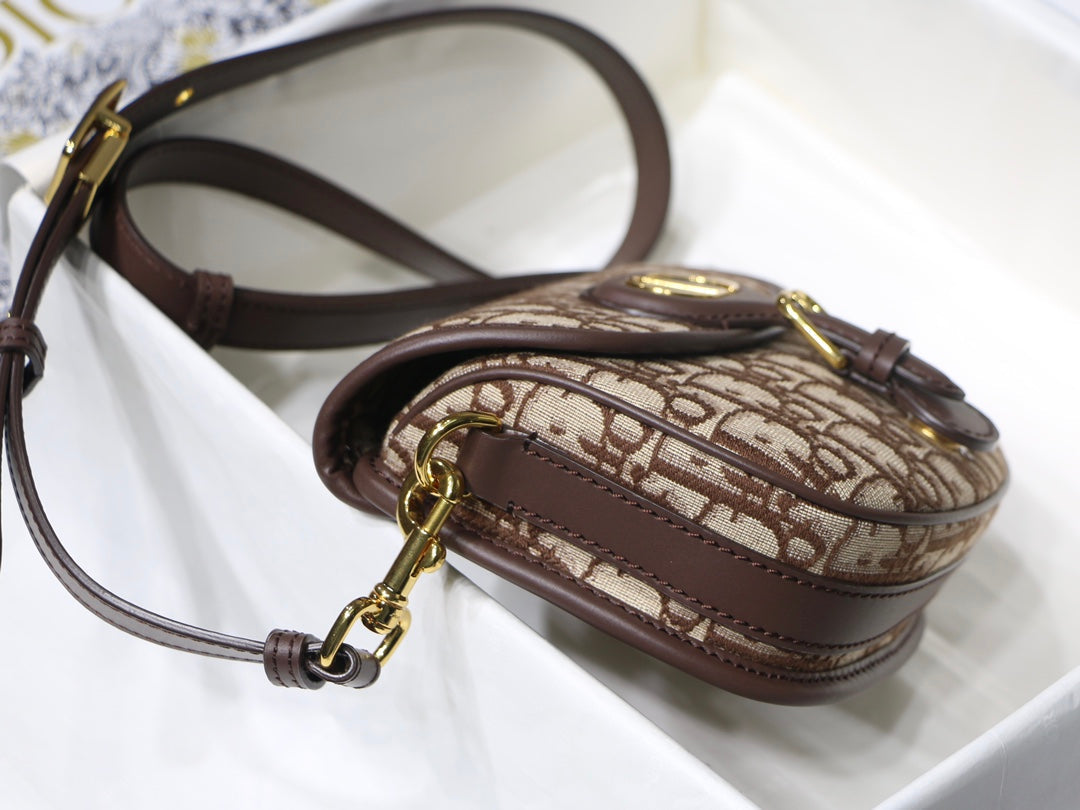 MEDIUM CD BOBBY 22CM CHOCOLATE OBLIQUE CANVAS GOLD HARDWARE