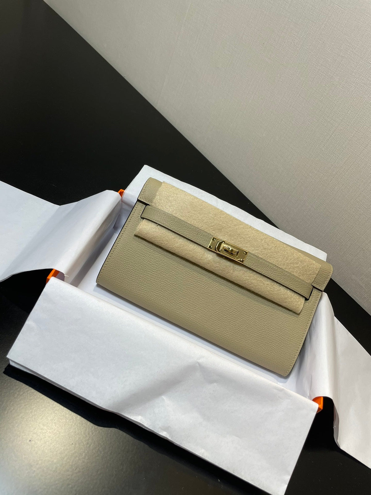 kelly to go wallet 20.5 lichen epsom gold hardware