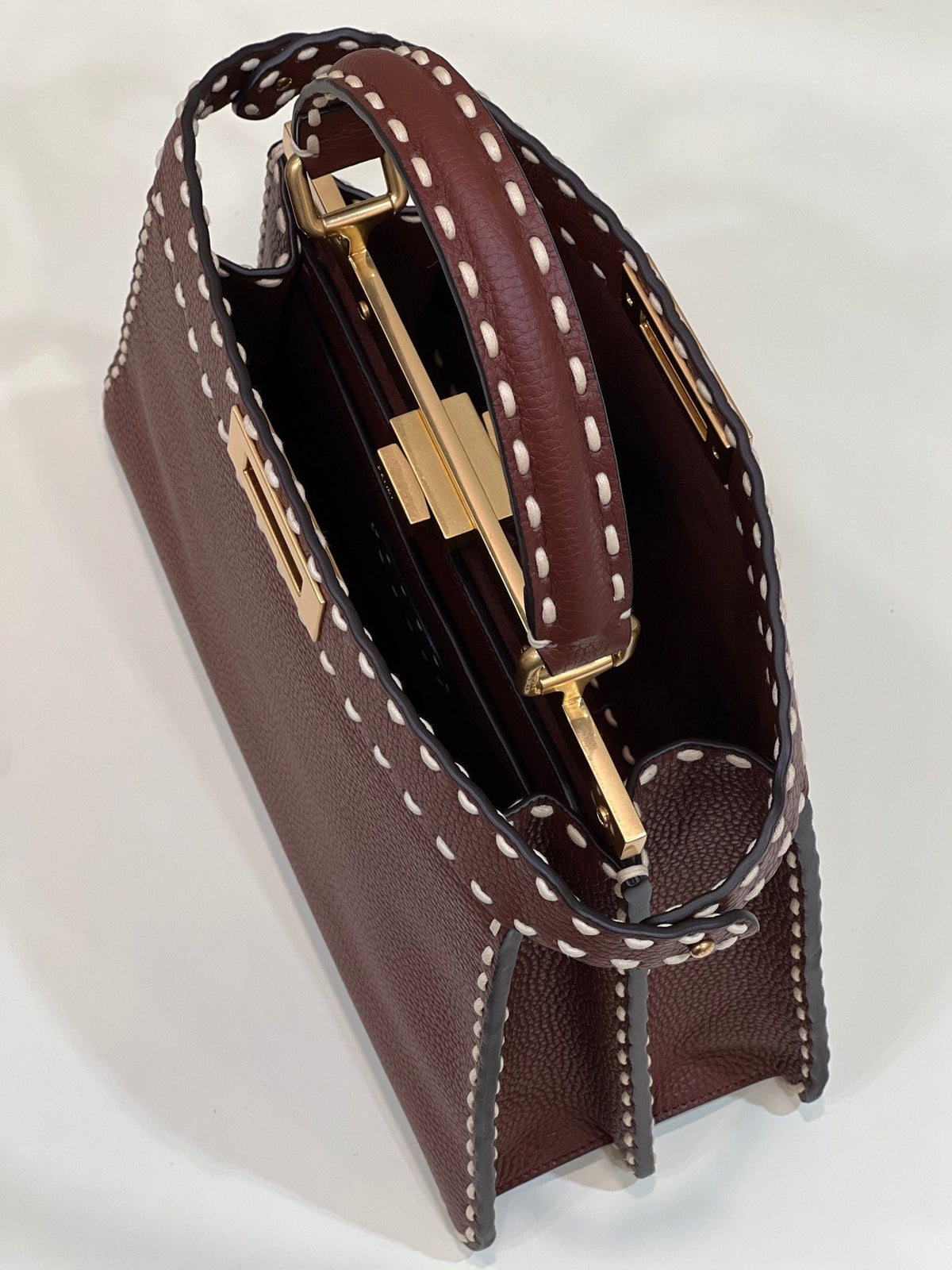 PEEKABOO ISEEU 33 IN SANGRIA RED GRAINED CALFSKIN GOLD HARDWARE