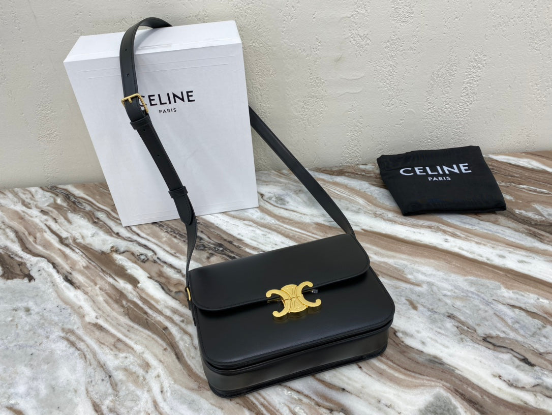 CLASSIQUE TRIOMPHE 22 BLACK CALFSKIN GOLD HARDWARE