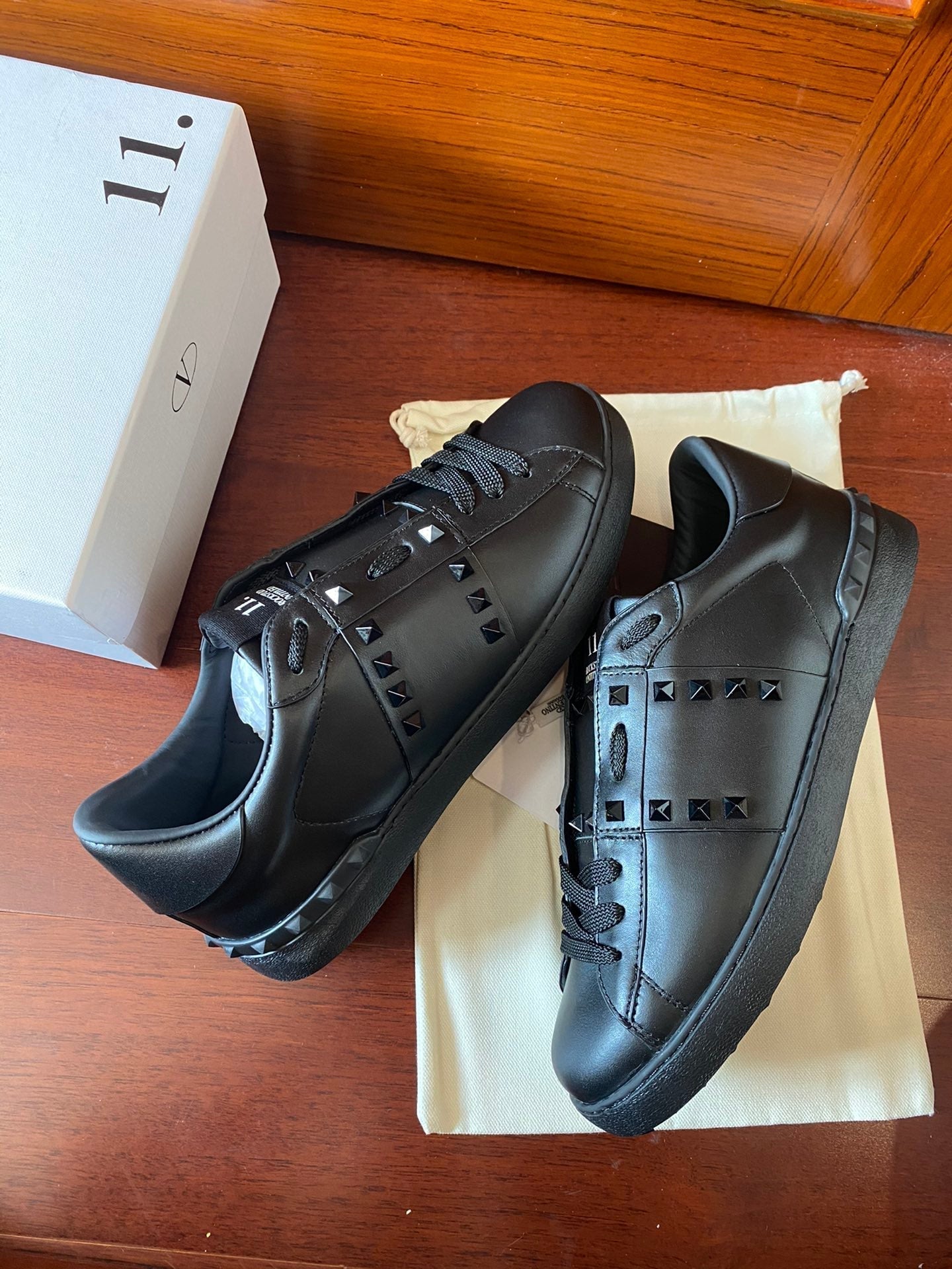 VT Rockstud Sneaker Black Purple Cowhide