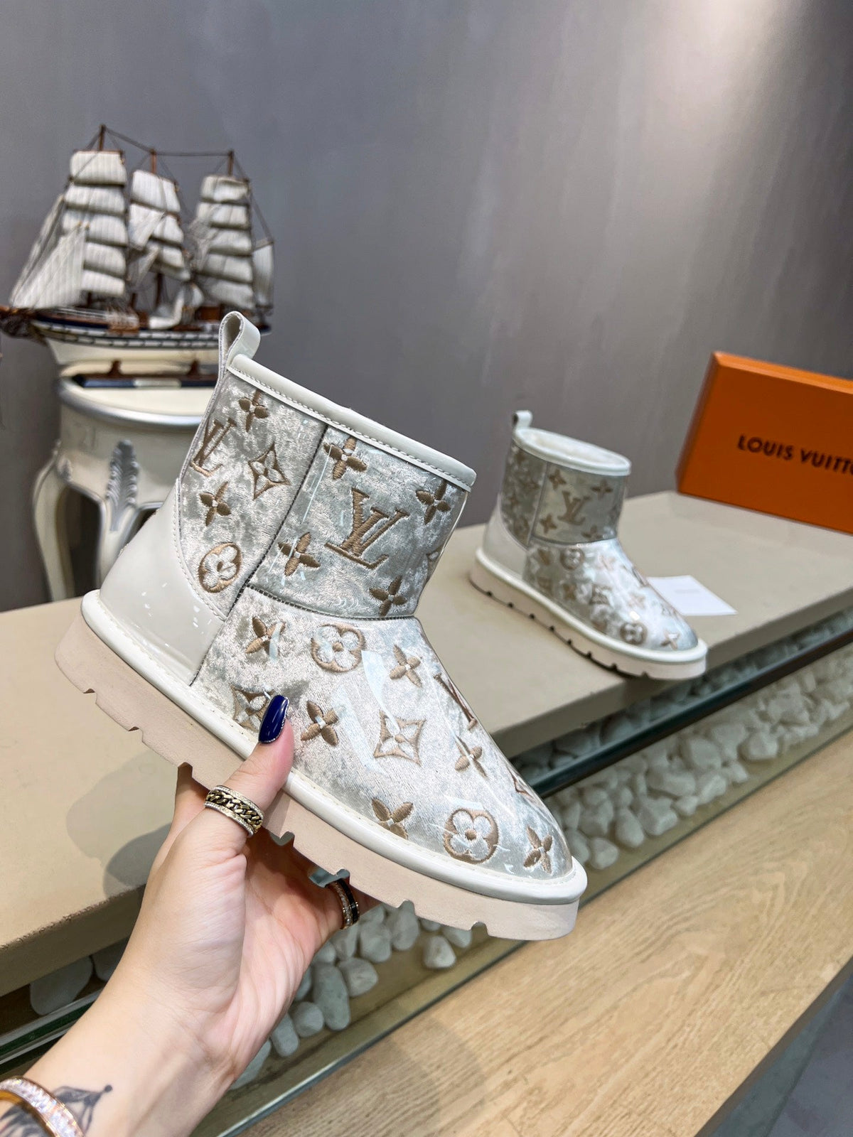 LV 25 Snow Boots Ivory Scratch-Resistant PVC Wool 576229
