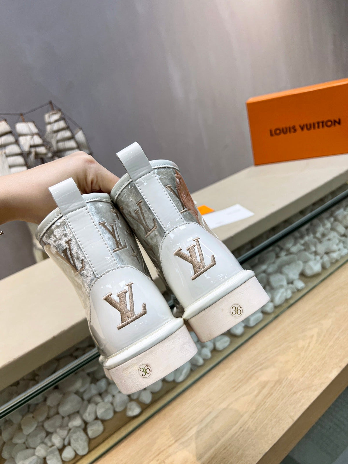 LV 25 Snow Boots Ivory Scratch-Resistant PVC Wool 576229
