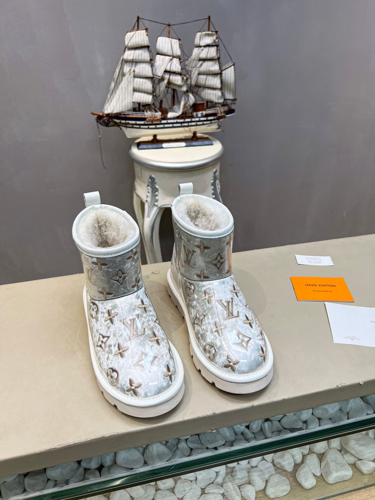 LV 25 Snow Boots Ivory Scratch-Resistant PVC Wool 576229