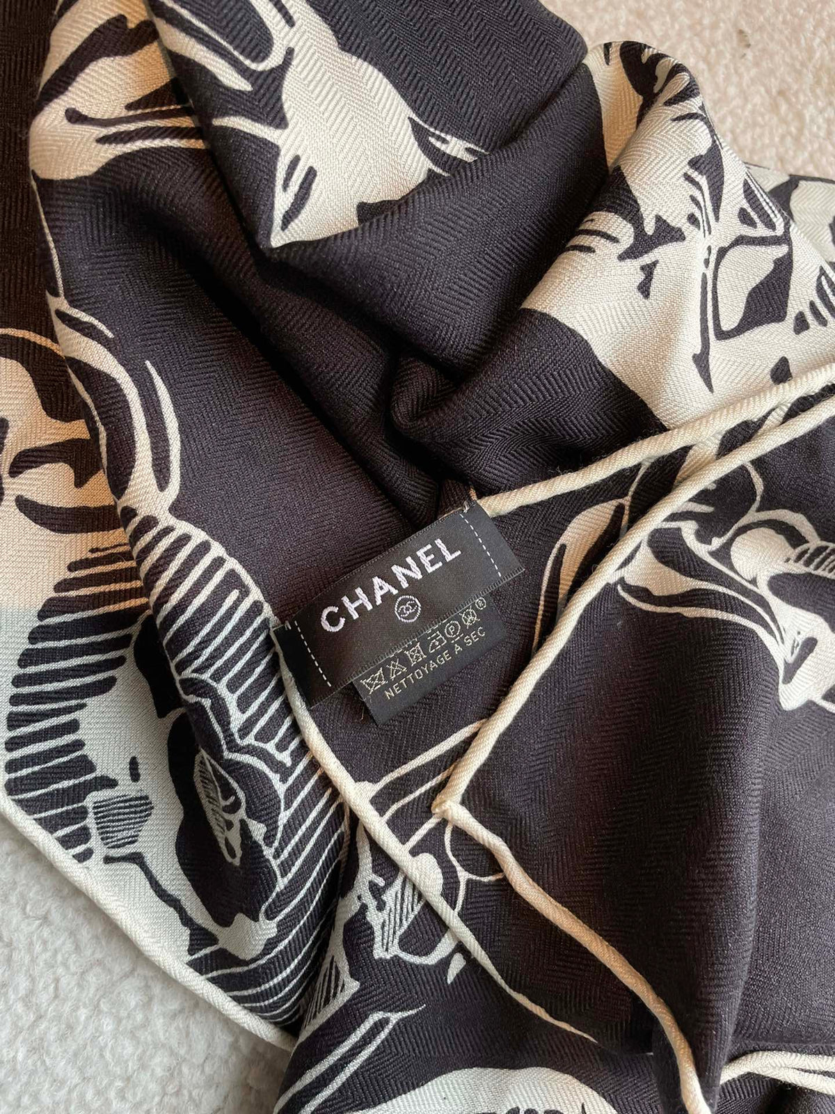 CC Square Scarf 140 CM In Black White Silk  421549