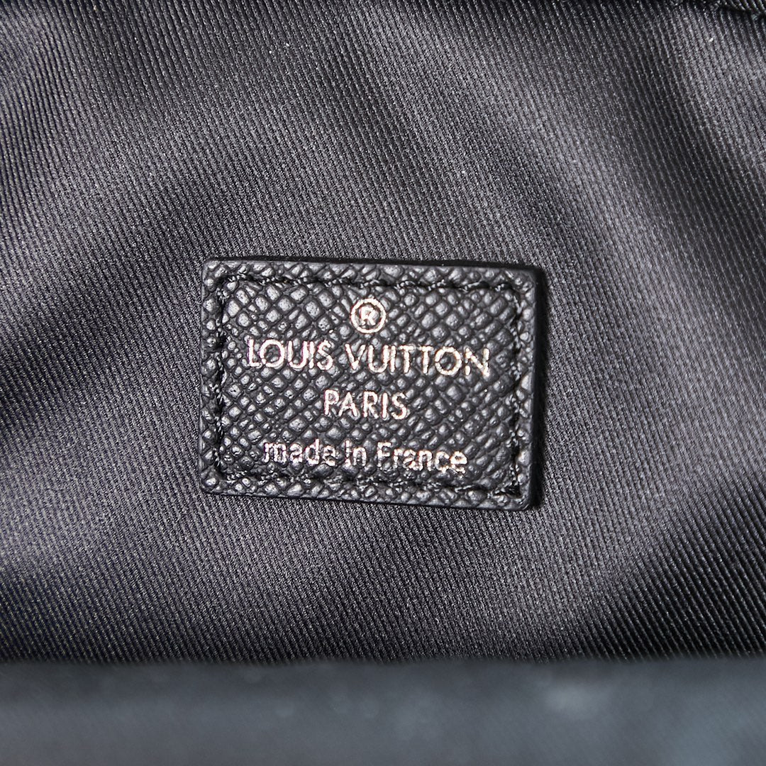 AVENUE SLINGBAG 31 IN BLACK TAIGA LEATHER