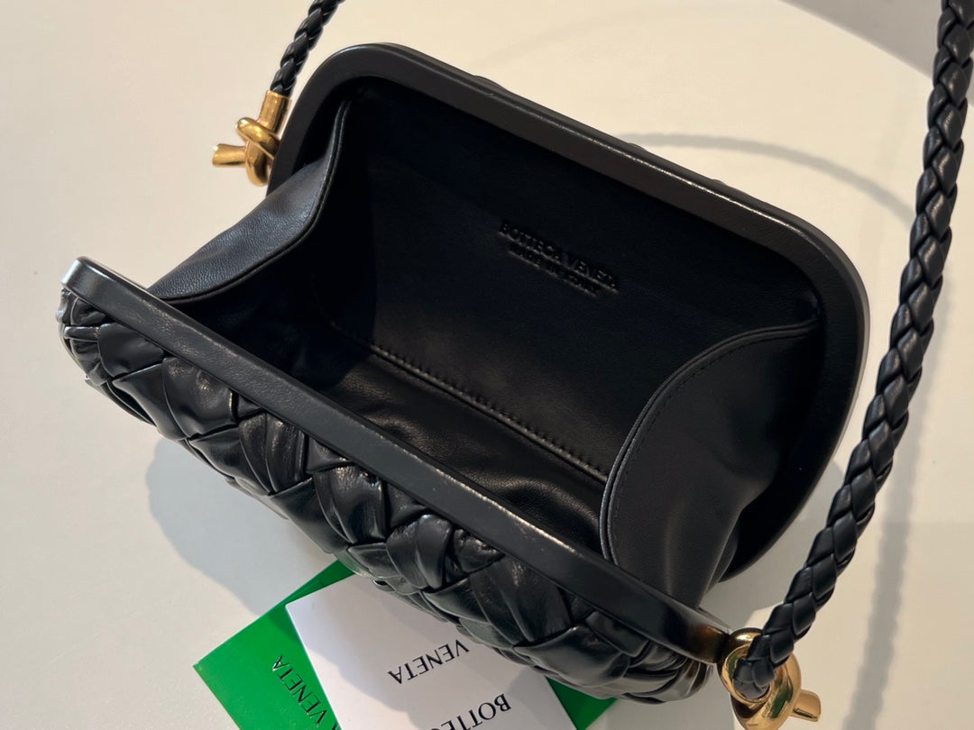 KNOT 20 IN BLACK LAMBSKIN WITH CHAIN