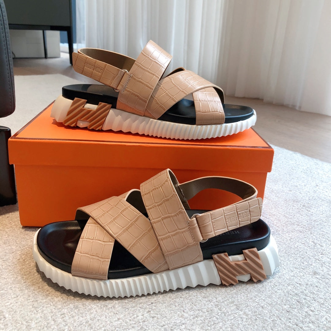 HM ELECTRIC CROCODILE MOTIF SANDAL TAN CALFSKIN