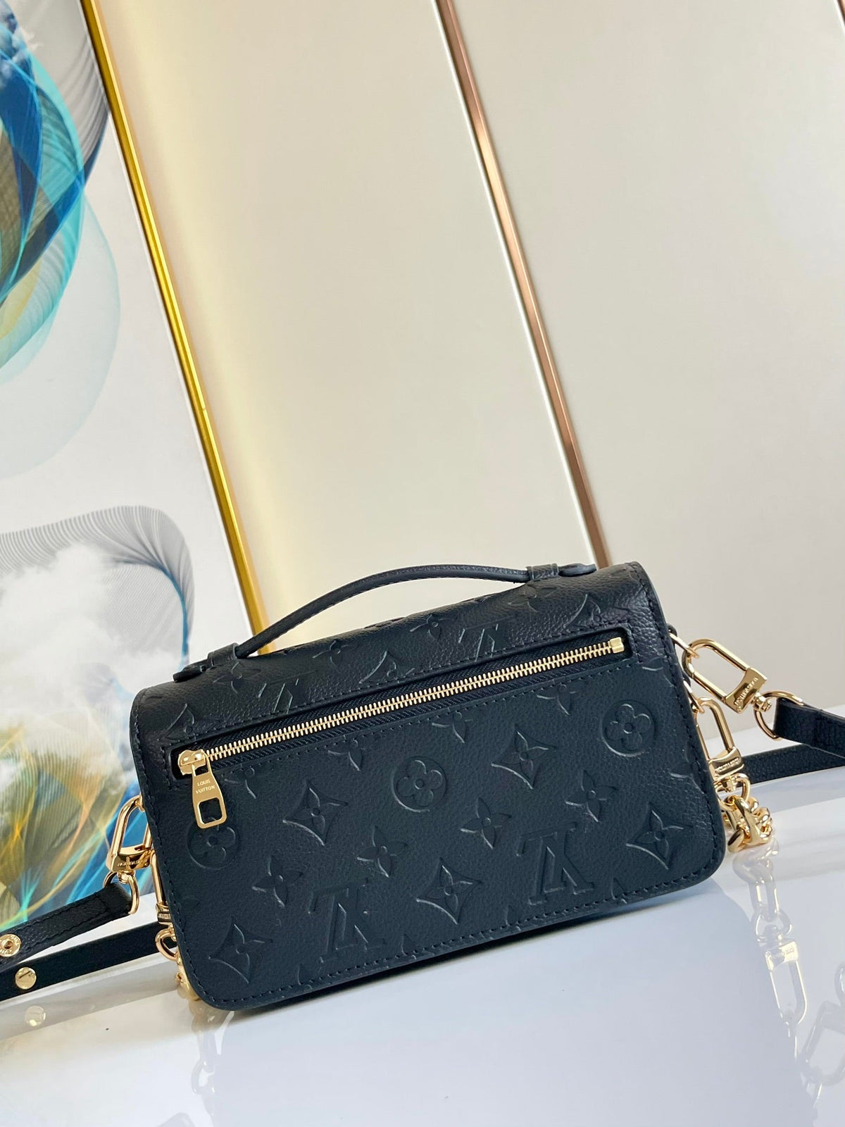 Pochette Metis East West 21.5 Black Grained Cowhide Leather