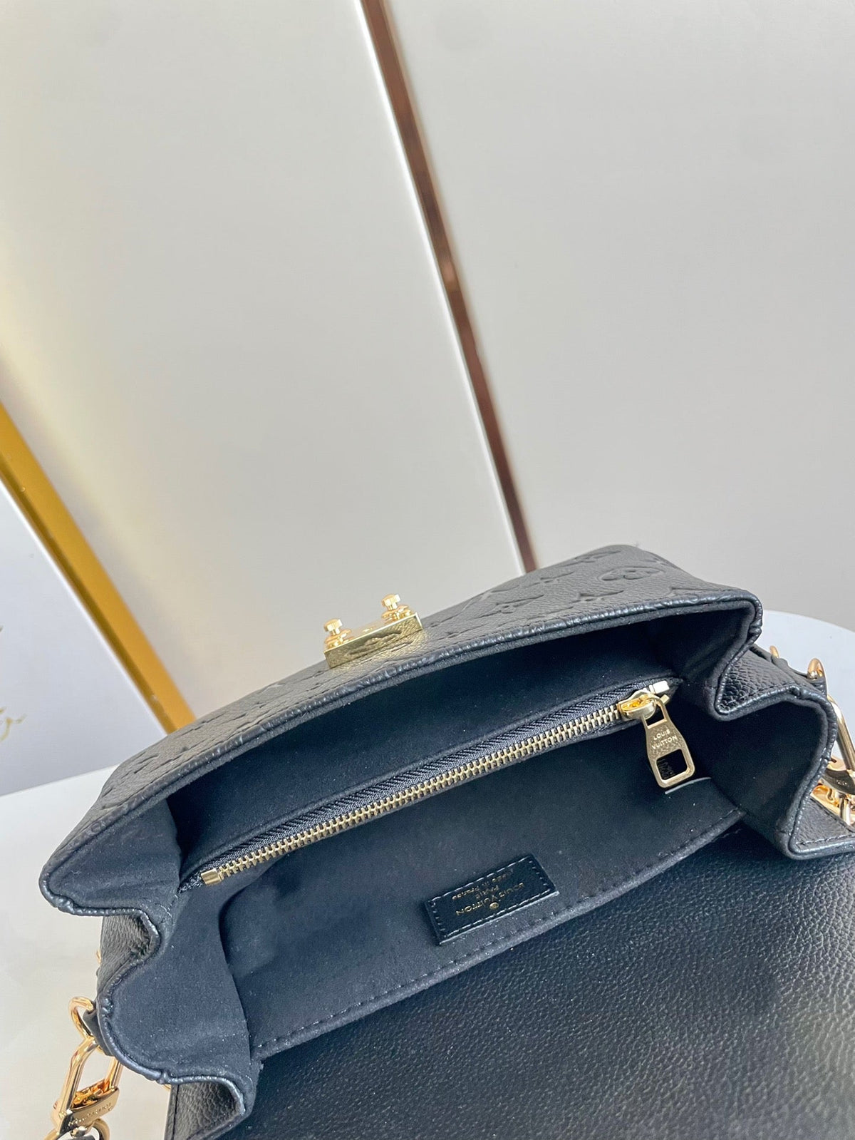 Pochette Metis East West 21.5 Black Grained Cowhide Leather