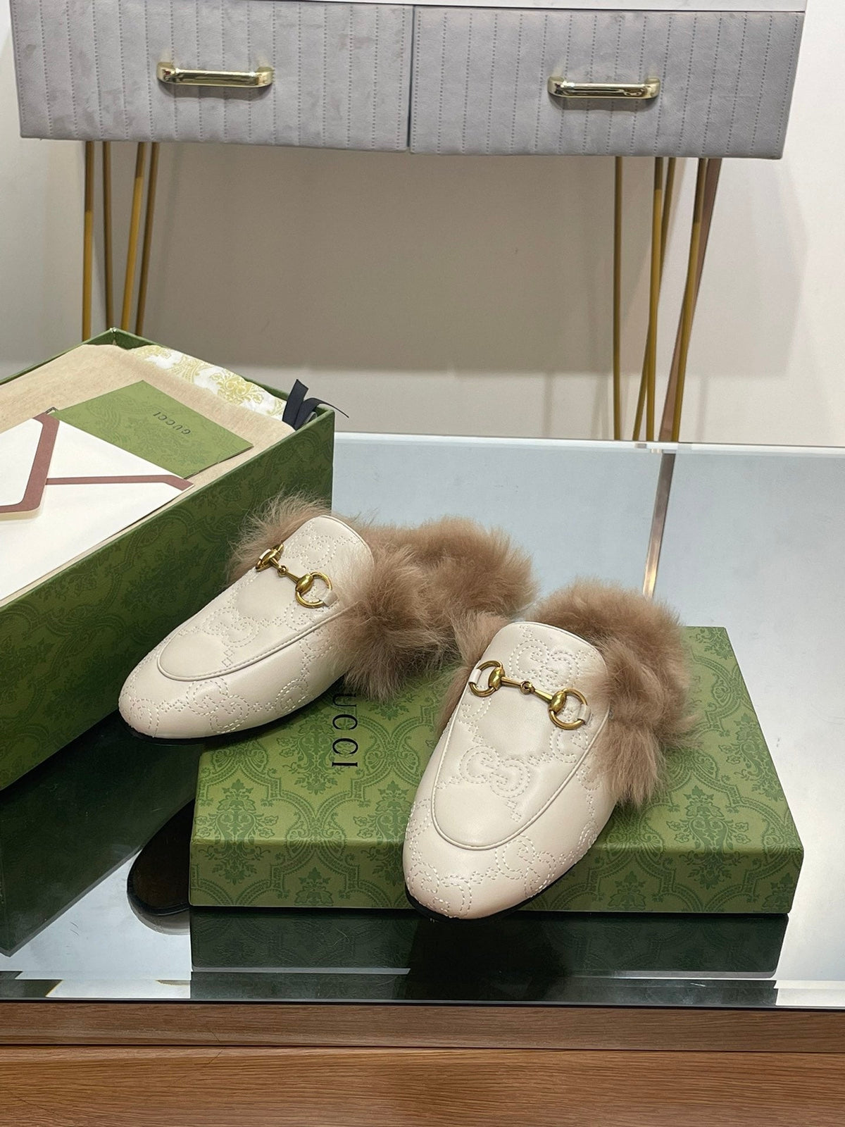 HORSEBIT MULE IN WHITE EMBOSSED CALFSKIN AND LAMB WOOL LINING