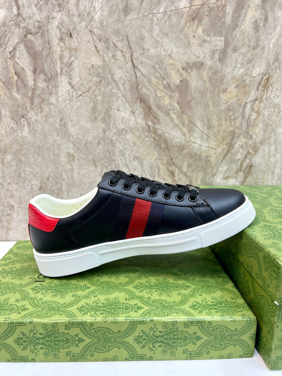 GG Men's ACE Sneaker Black Calfskin 525952