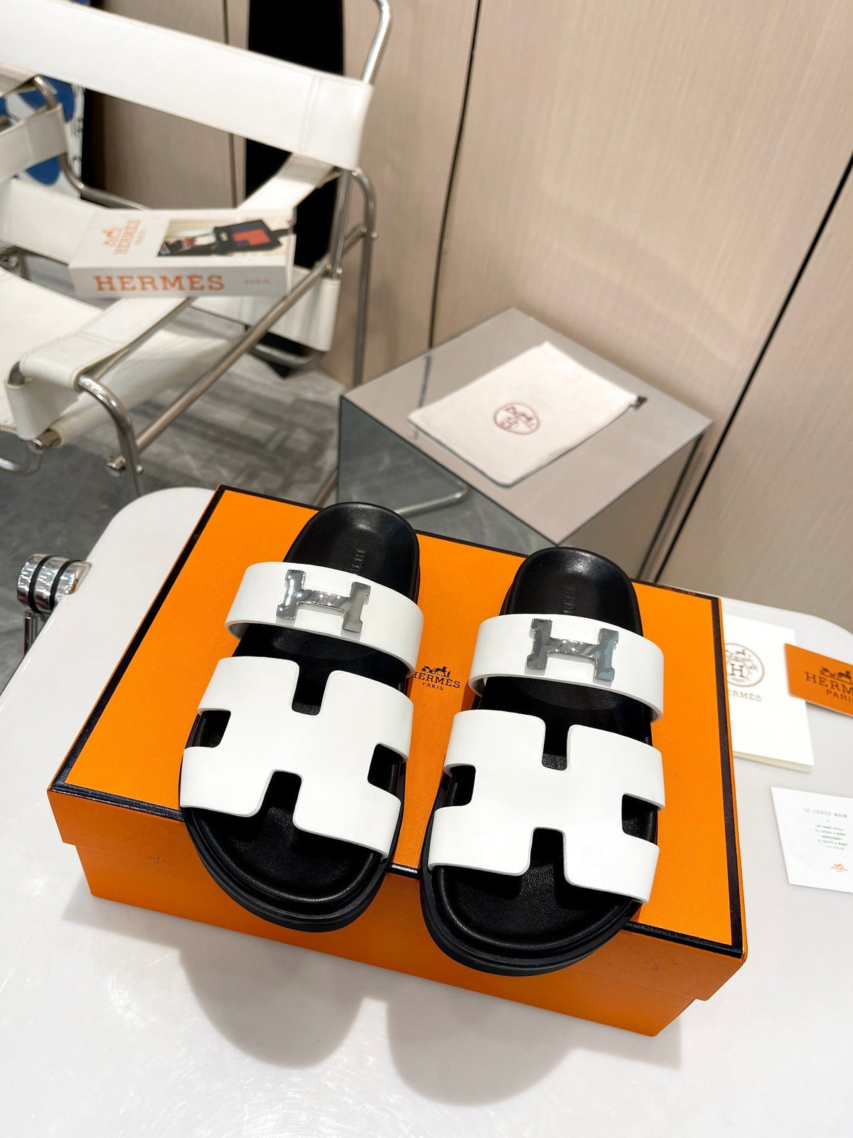 HM CHYPRE SANDAL WHITE WITH H-BUCKLE CALFSKIN