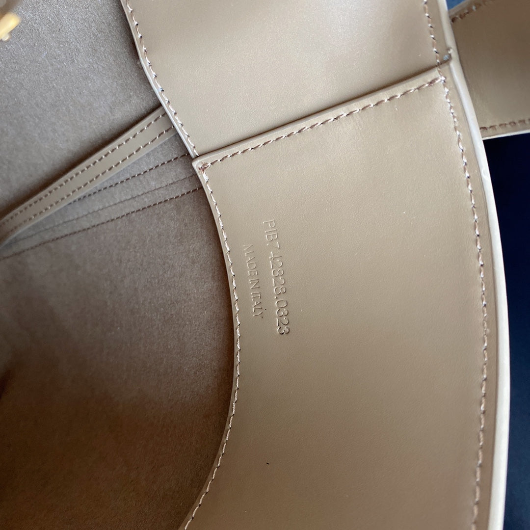 le 37 20cm dark beige shiny calfskin