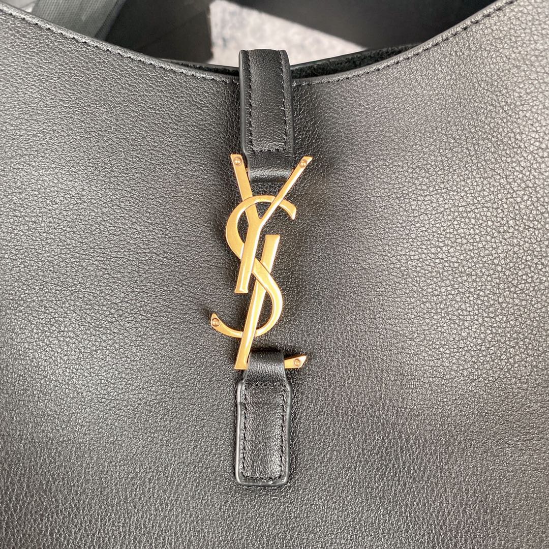 LE 5 À 7 SMALL SUPPLE 23 IN GRAY LAMBSKIN GOLD BUCKLE