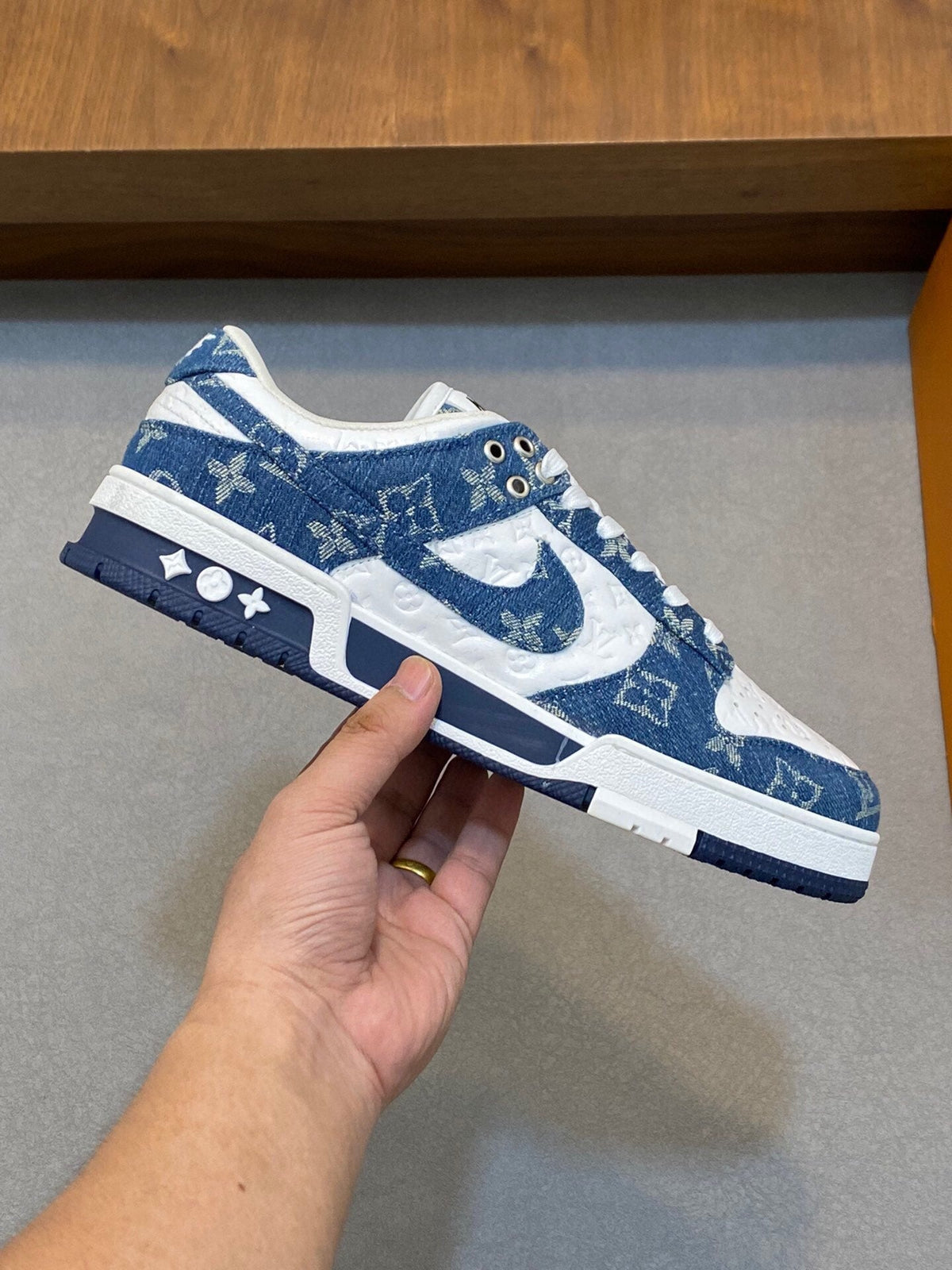 AIR TRAINER IN COBALT BLUE MIX WHITE CALFSKIN