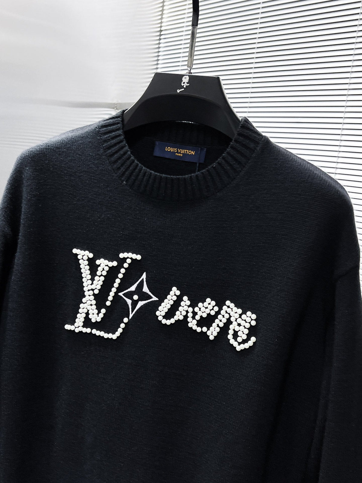 LV SWEATER IN BLACK KNITTED WOOL ATTACHED PEARL 238809