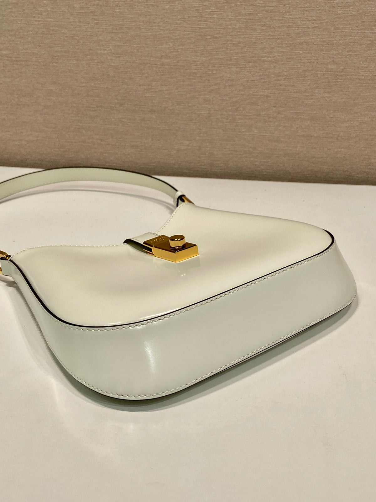 CLEO SHOULDER BAG 22 IN WHITE BRUSHED LAMBSKIN WITH CLASP CLOSURE
