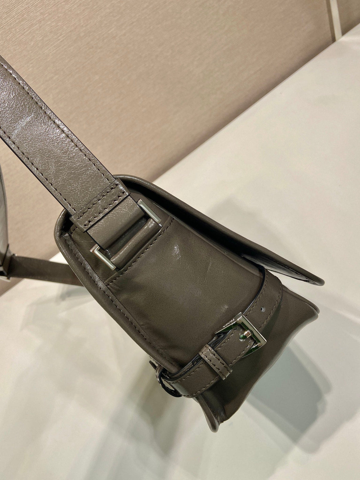 MESSENGER BAG 30 IN TROUT GRAY SOFT AND SHINY CALFSKIN