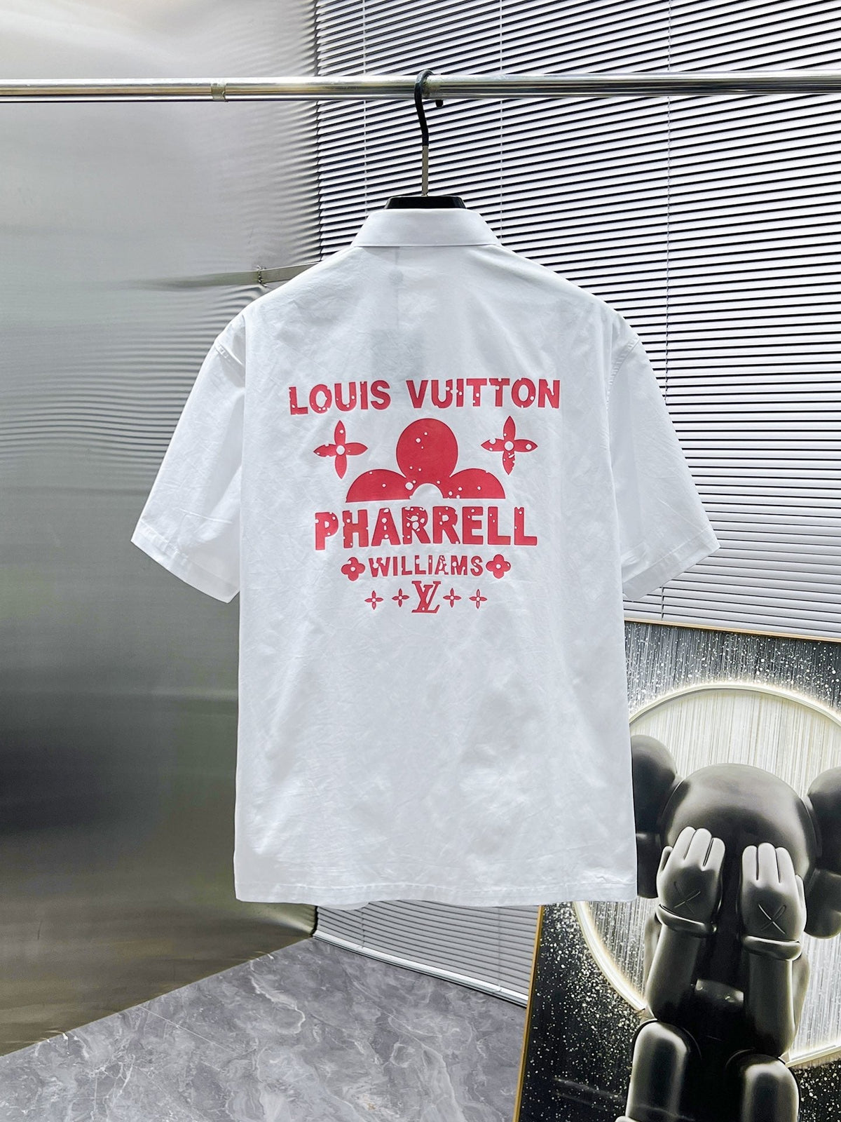 LV SHORT-SLEEVED SHIRT IN WHITE COTTON PINK LOGO 238814