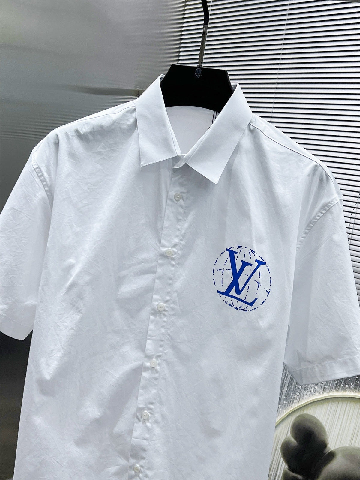 LV SHORT-SLEEVED SHIRT IN WHITE COTTON BLUE LOGO 238813