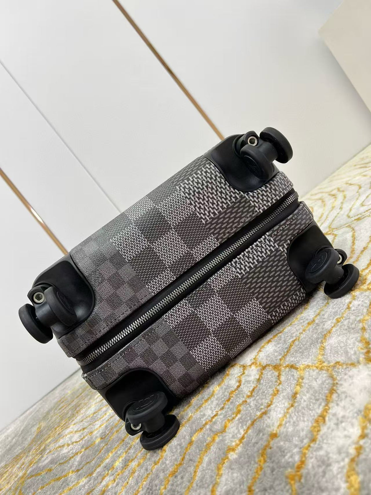 Louis Vuitton Horizon 55 Plaid Suicase Gray Black Leather