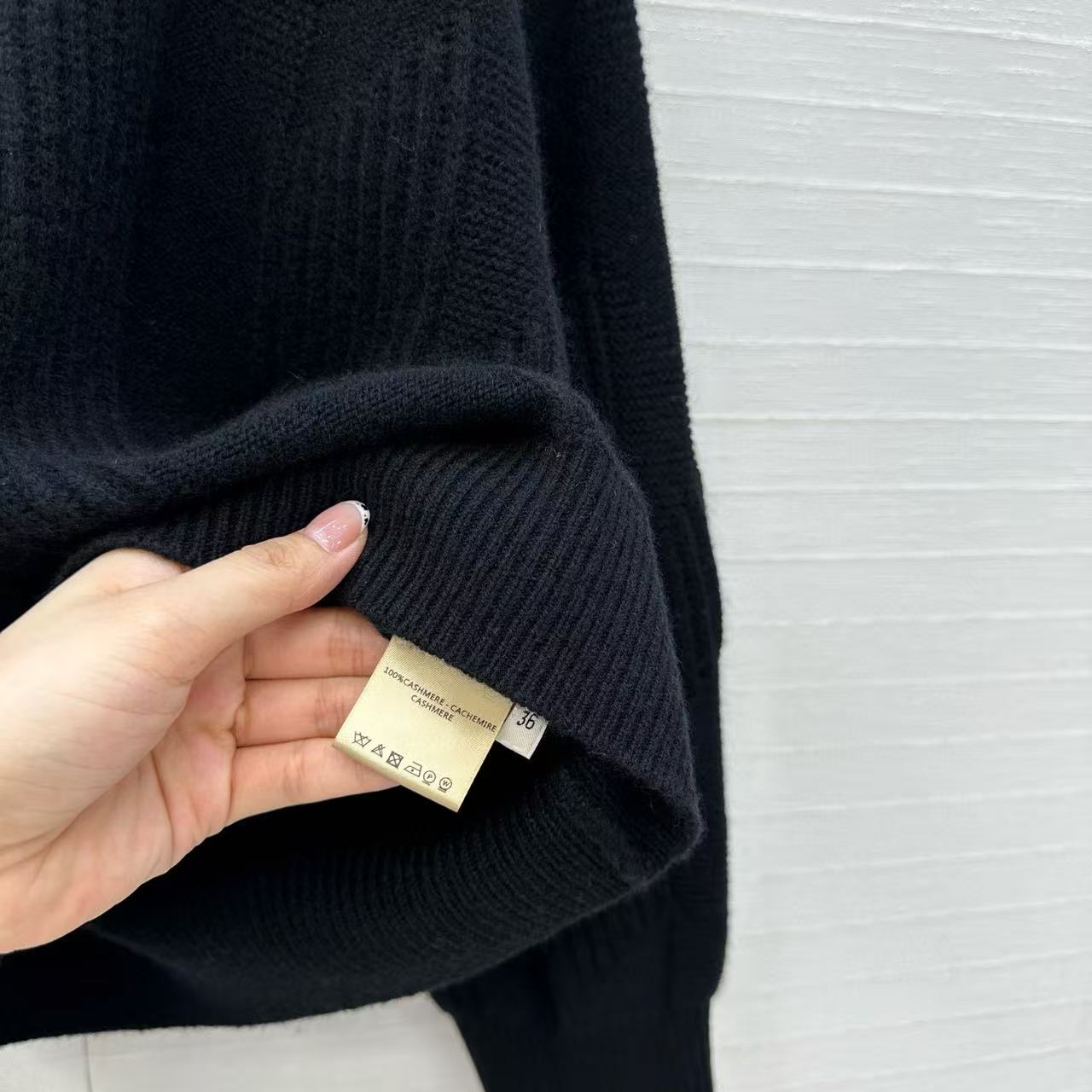HM 25 Black Cashmere Jacquard Sweater 02657