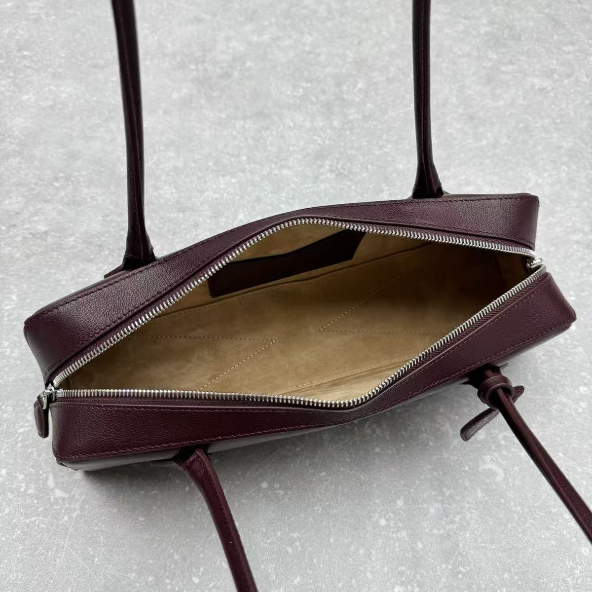 Alaia 2026 Le Teckel Medium Bag Burgundy Leather