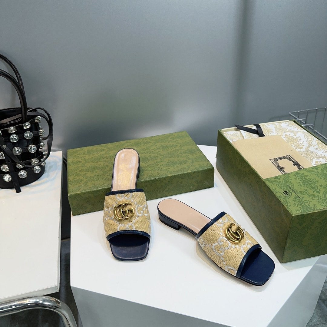 GG MATELASSÃ‰ CANVAS SLIDES WHITE LOGO