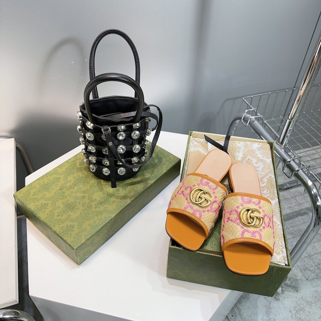 GG MATELASSÃ‰ CANVAS SLIDES PINK LOGO
