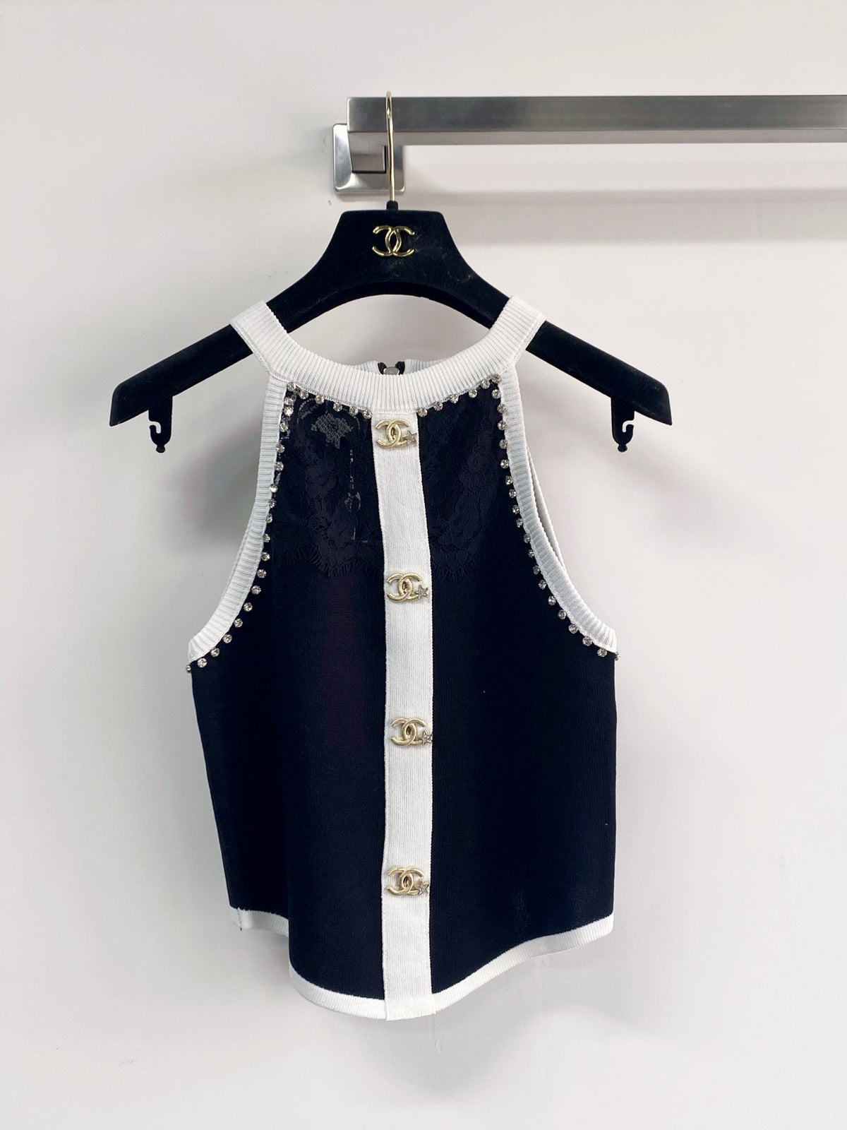 Chanel 2026 Color-Blocked Knitted Vest with Rhinestone-Studded 972720