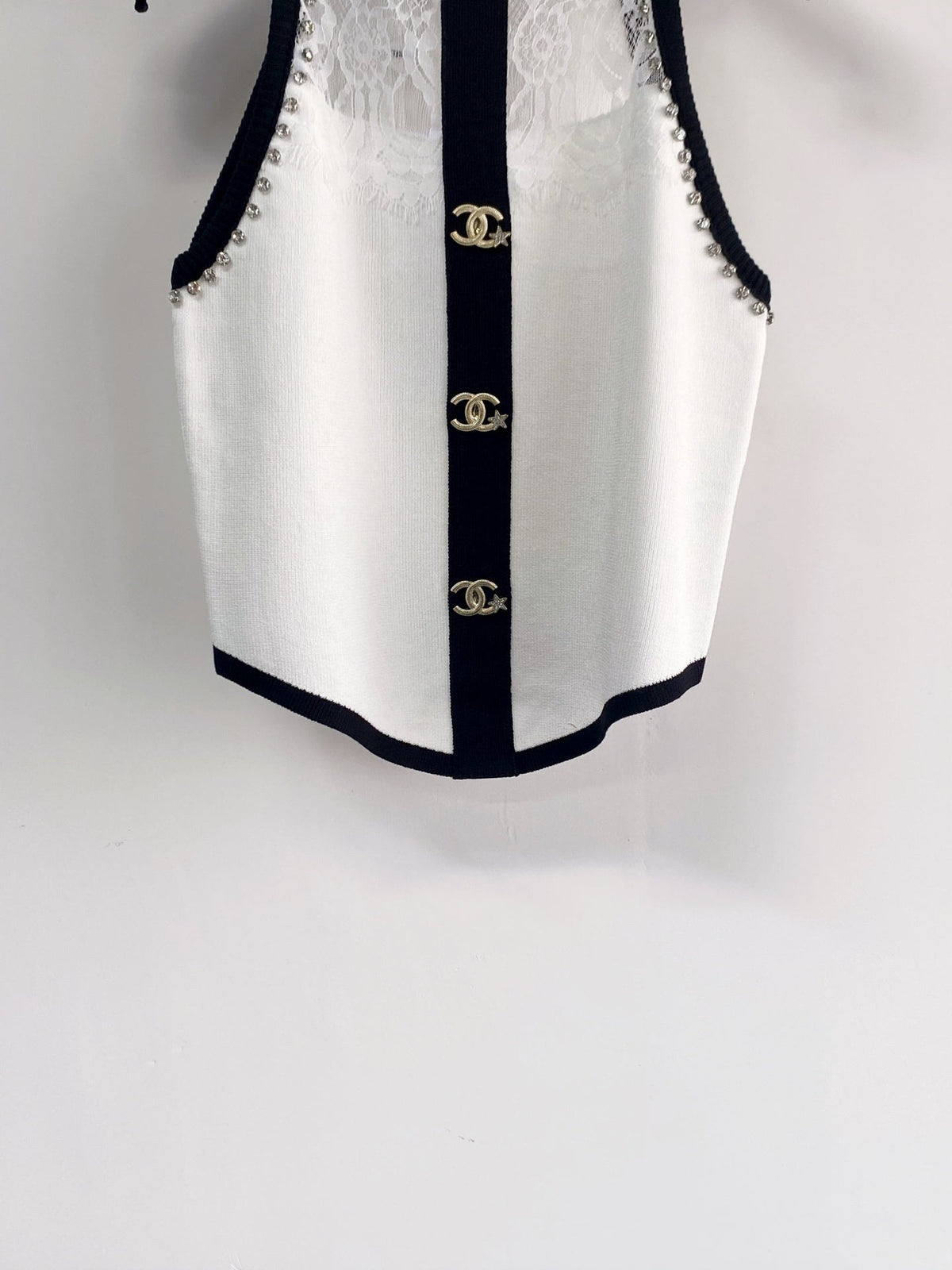 Chanel 2026 Color-Blocked Knitted Vest with Rhinestone-Studded 972720