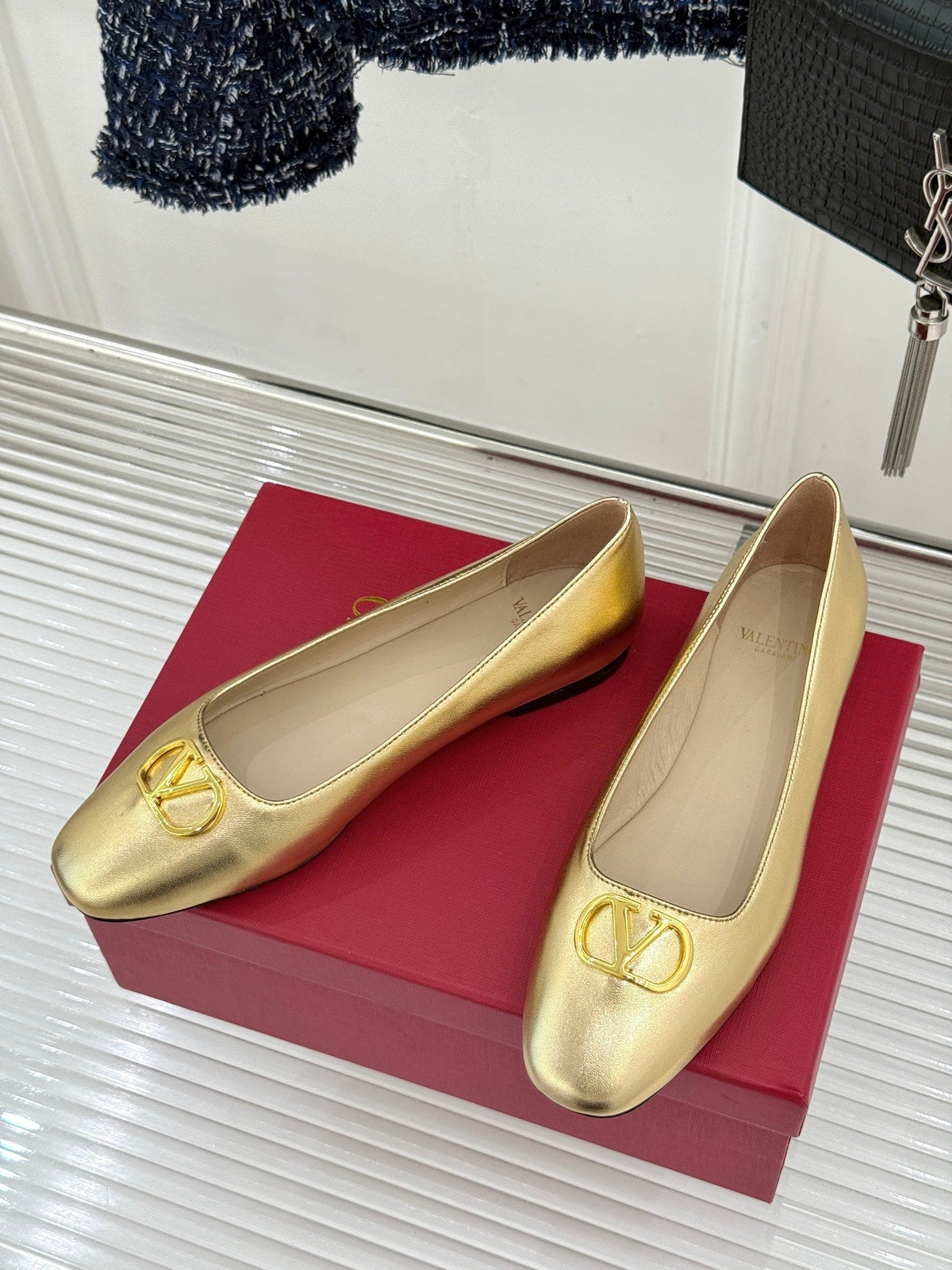 VT 26s Ballet Flats Metal V-buckle Sheepskin 702256