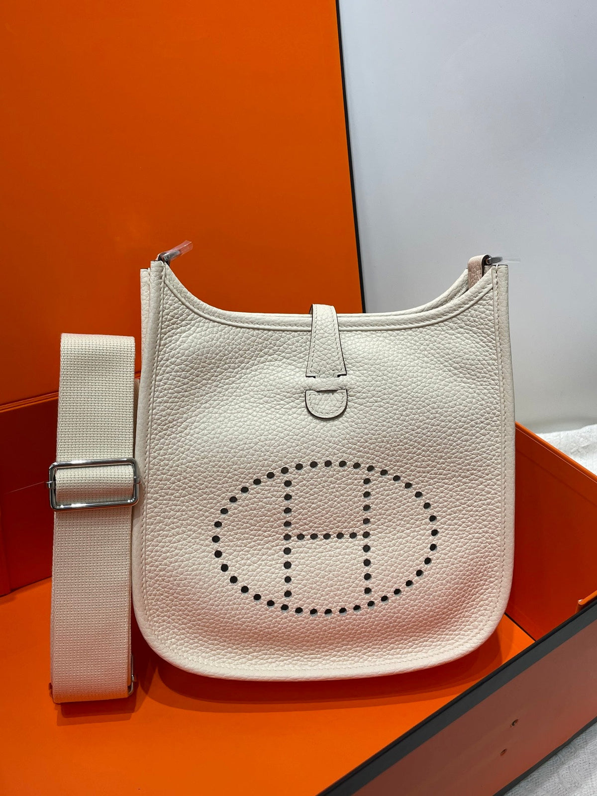 High-end Hermes 2026 Evelyne Bag 23cm Taurillon Clemence Leather