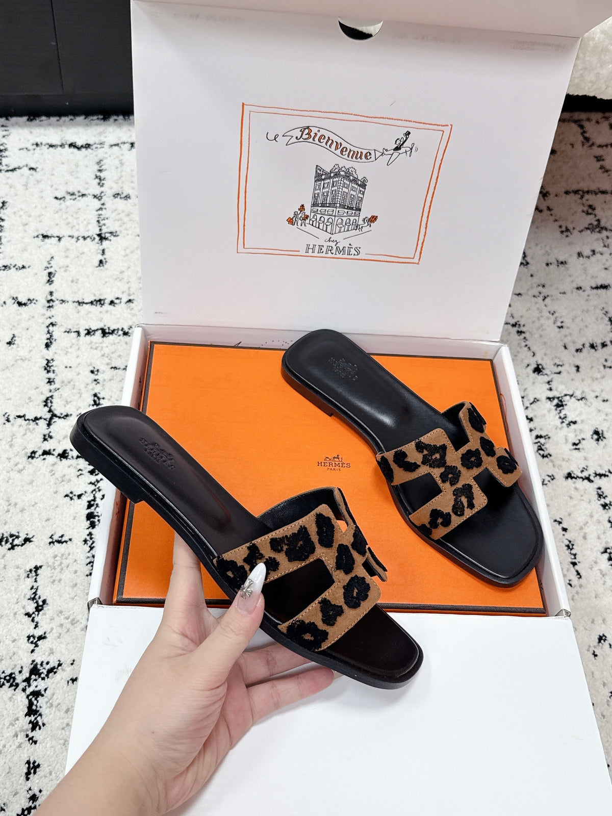 HM 26ss Oran Sandals Black Brown Cowhide 617185