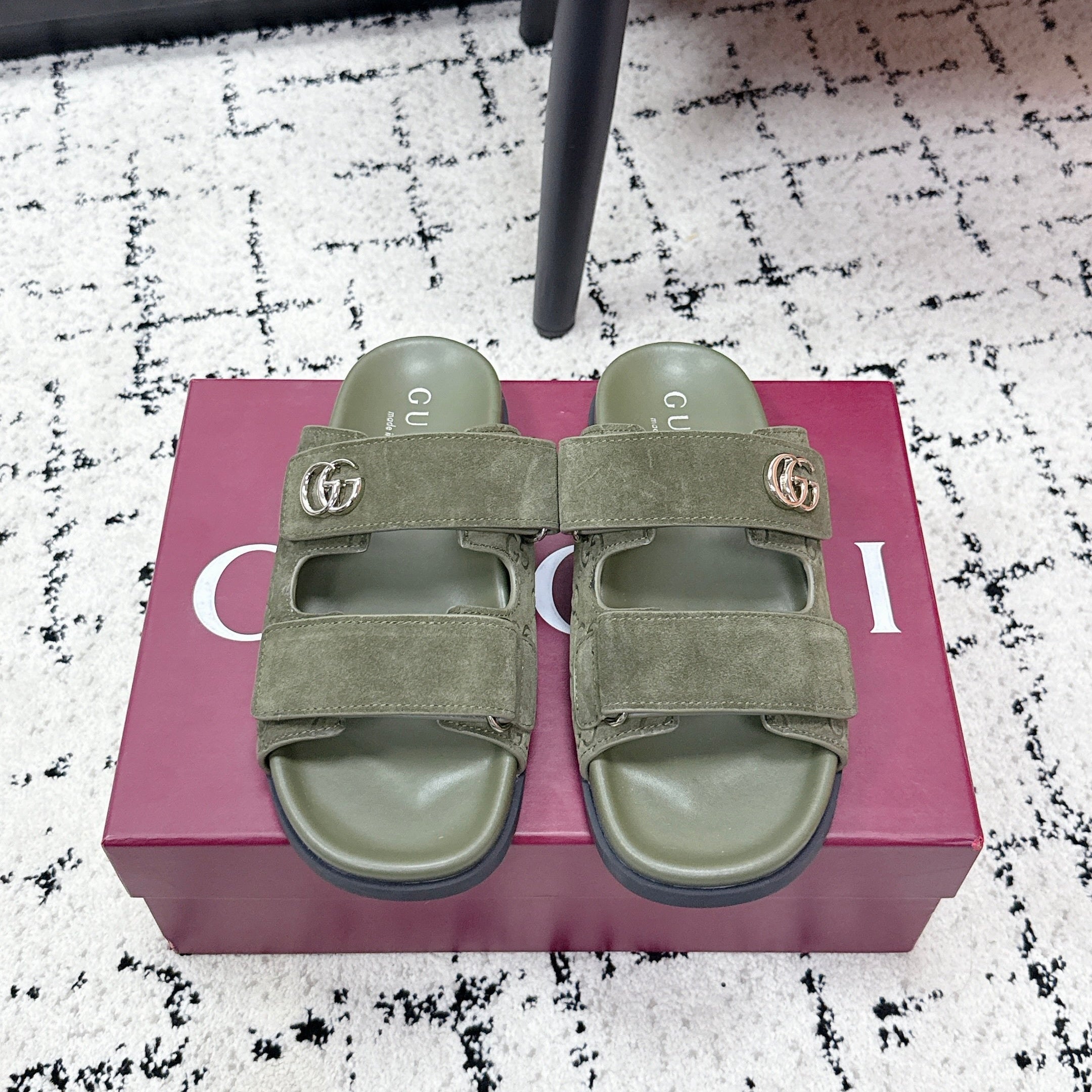 GG 26SS Sandals Olive Green Suede Sheepskin 641460