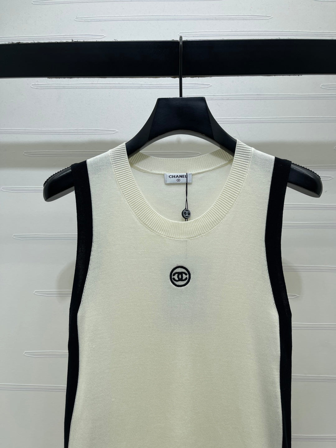 Chanel 2026 Color-blocked Knit Vest Tencel 390651