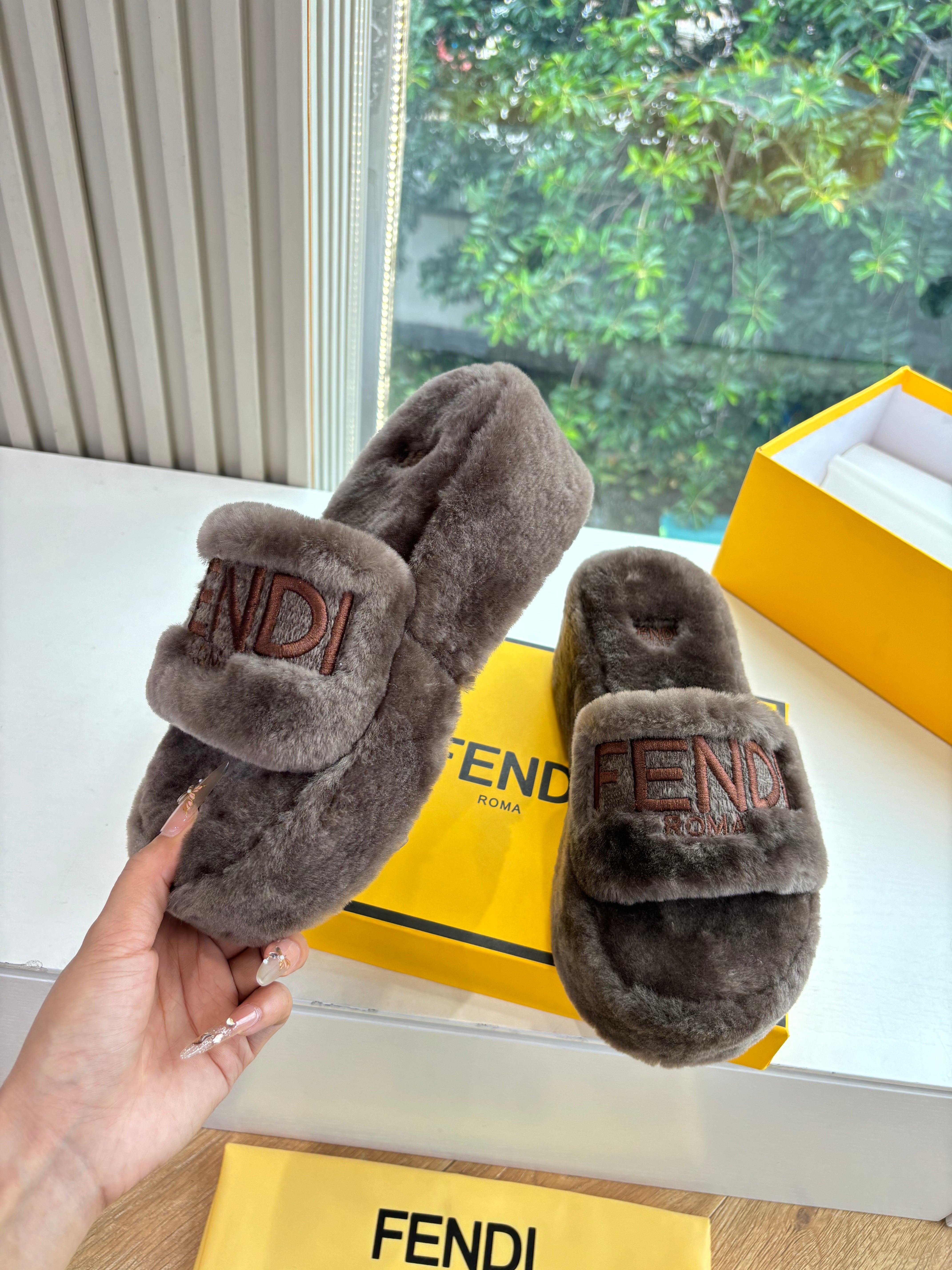 Fendi 25ss slippers taupe brown wool 507103