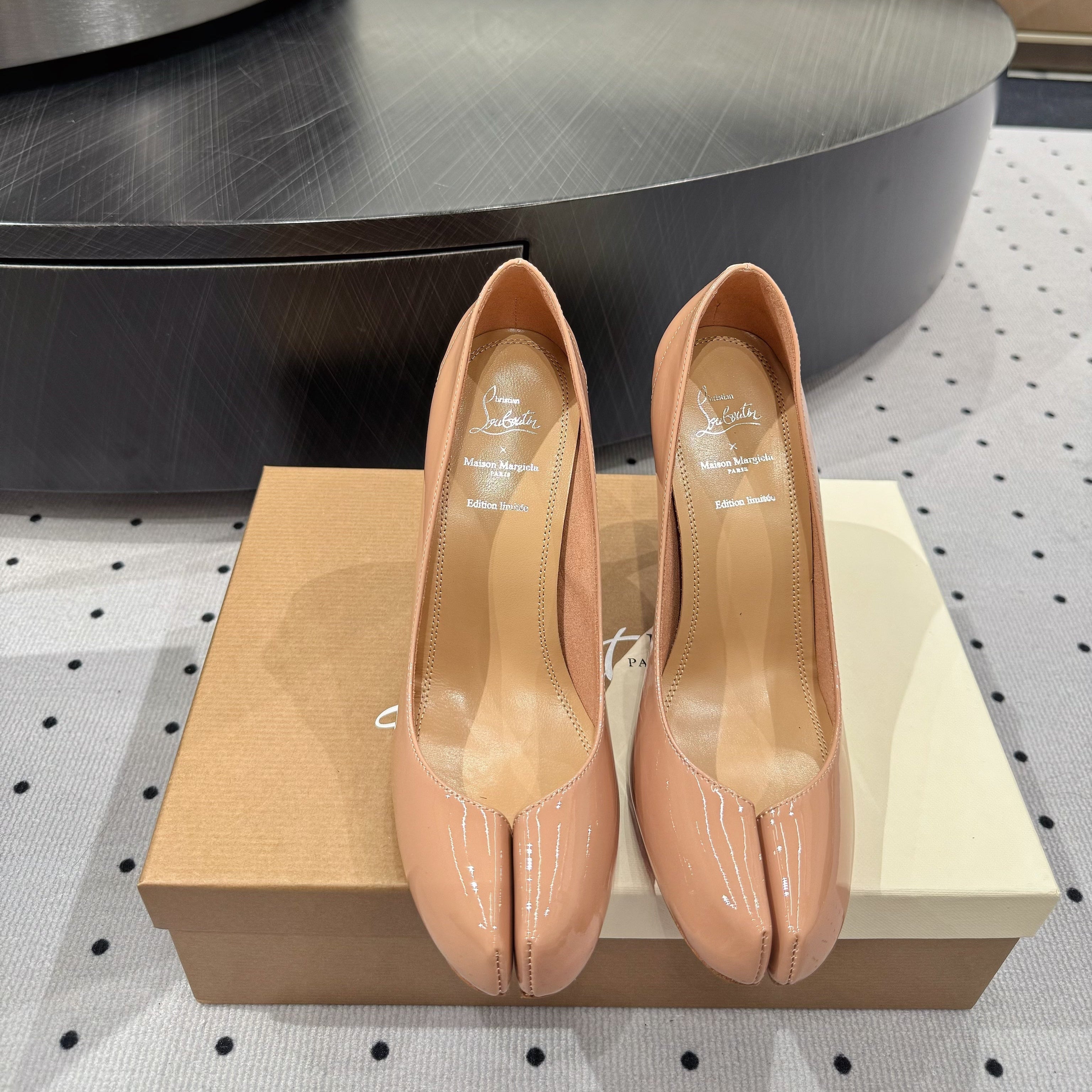 CL x Margiela 25 Pumps Beige 10cm Patent Leather 296037