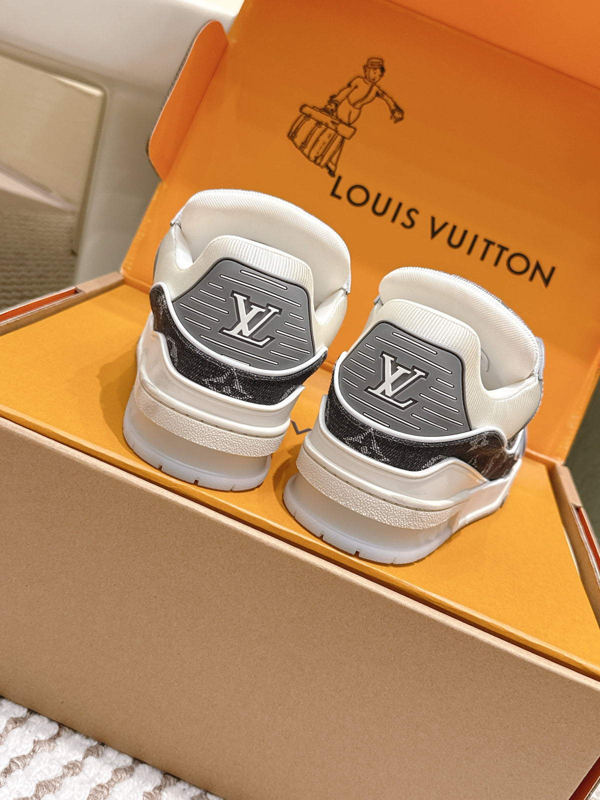 LV 26ss Trainer Sneakers Gray White Denim Cowhide 657920