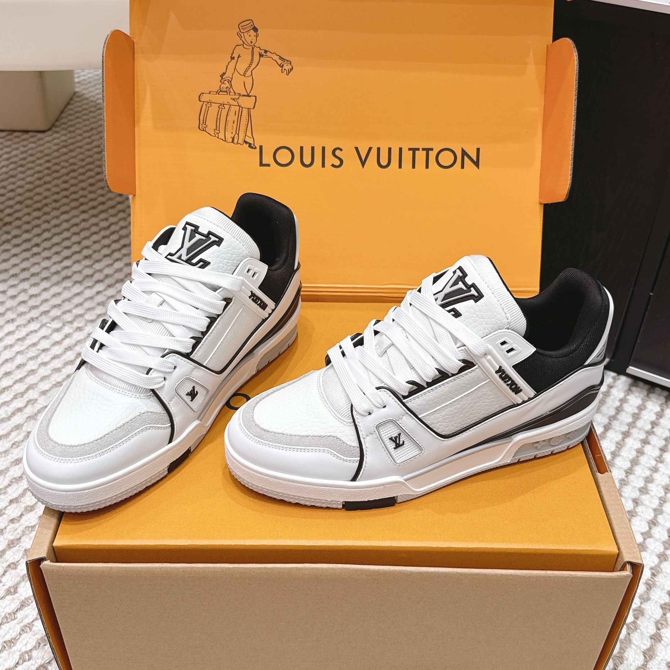 LV 26ss Trainer Sneakers White Black Cowhide 657928