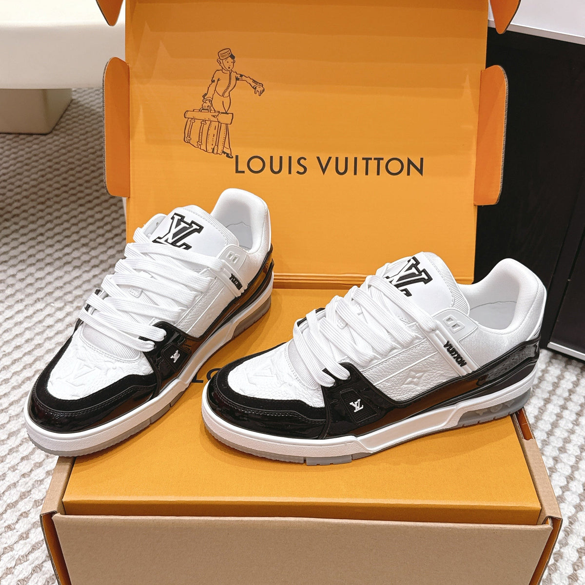 LV 26ss Trainer Sneakers White Black Patent Leather Cowhide 657929