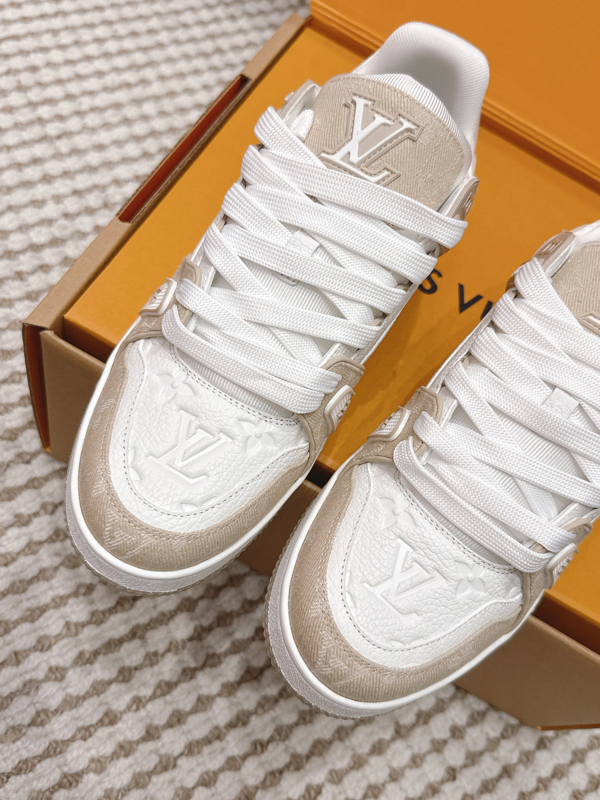 LV 26ss Trainer Sneakers White Beige Suede Cowhide 657930