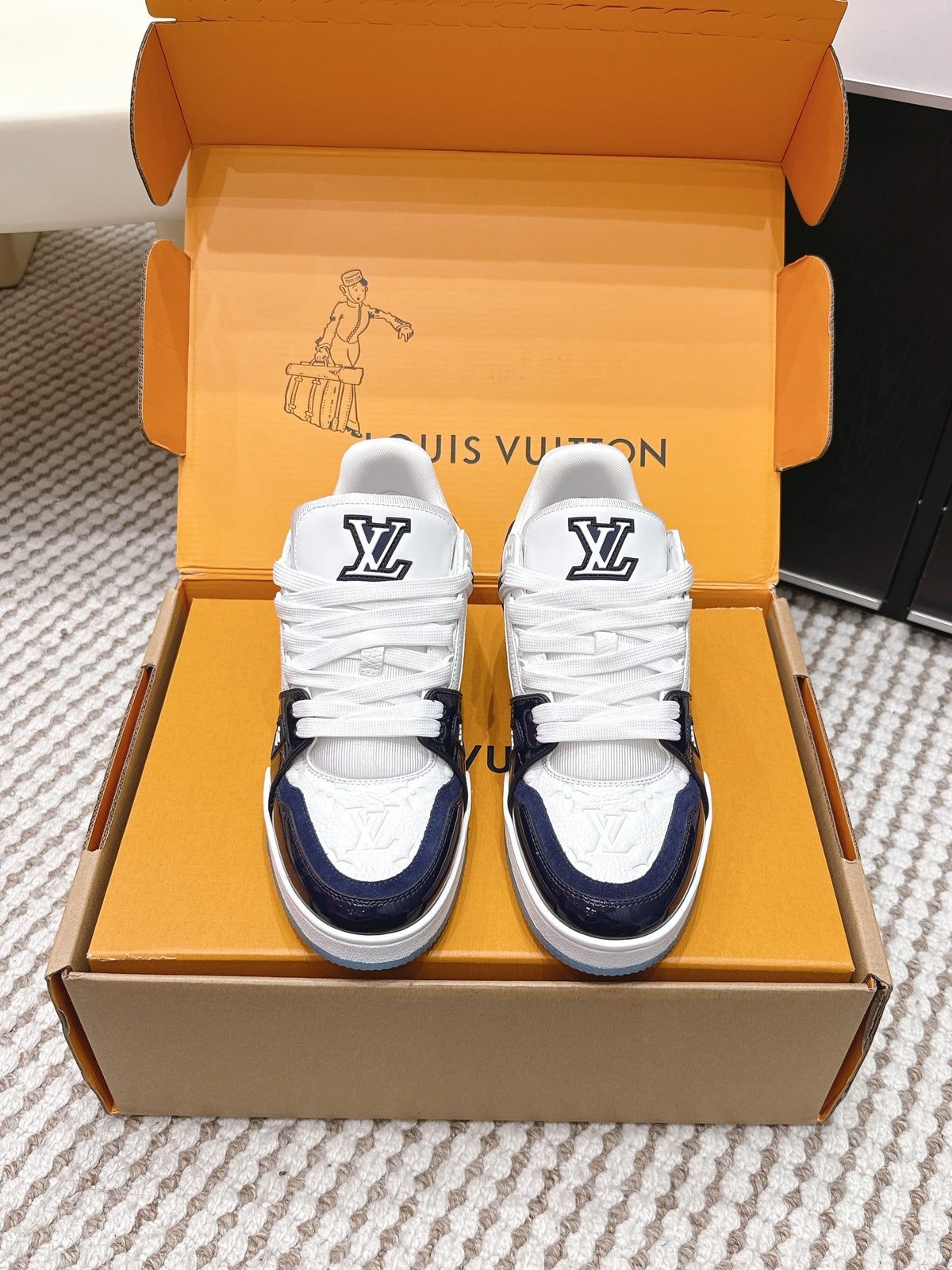 LV 26ss Trainer Sneakers White Navy Blue Cowhide 657937