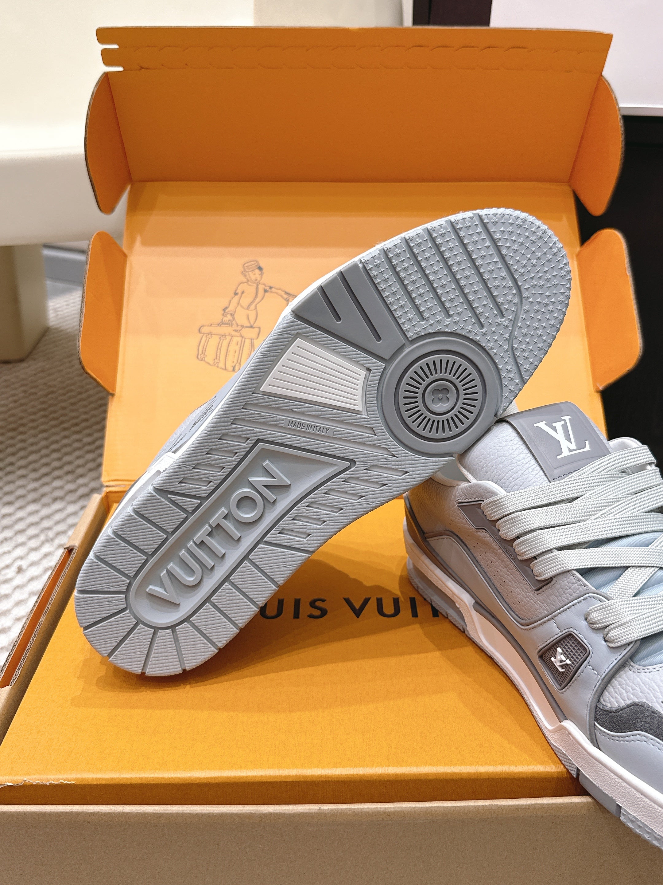 LV 26ss Trainer Sneakers Gray Cowhide 657938