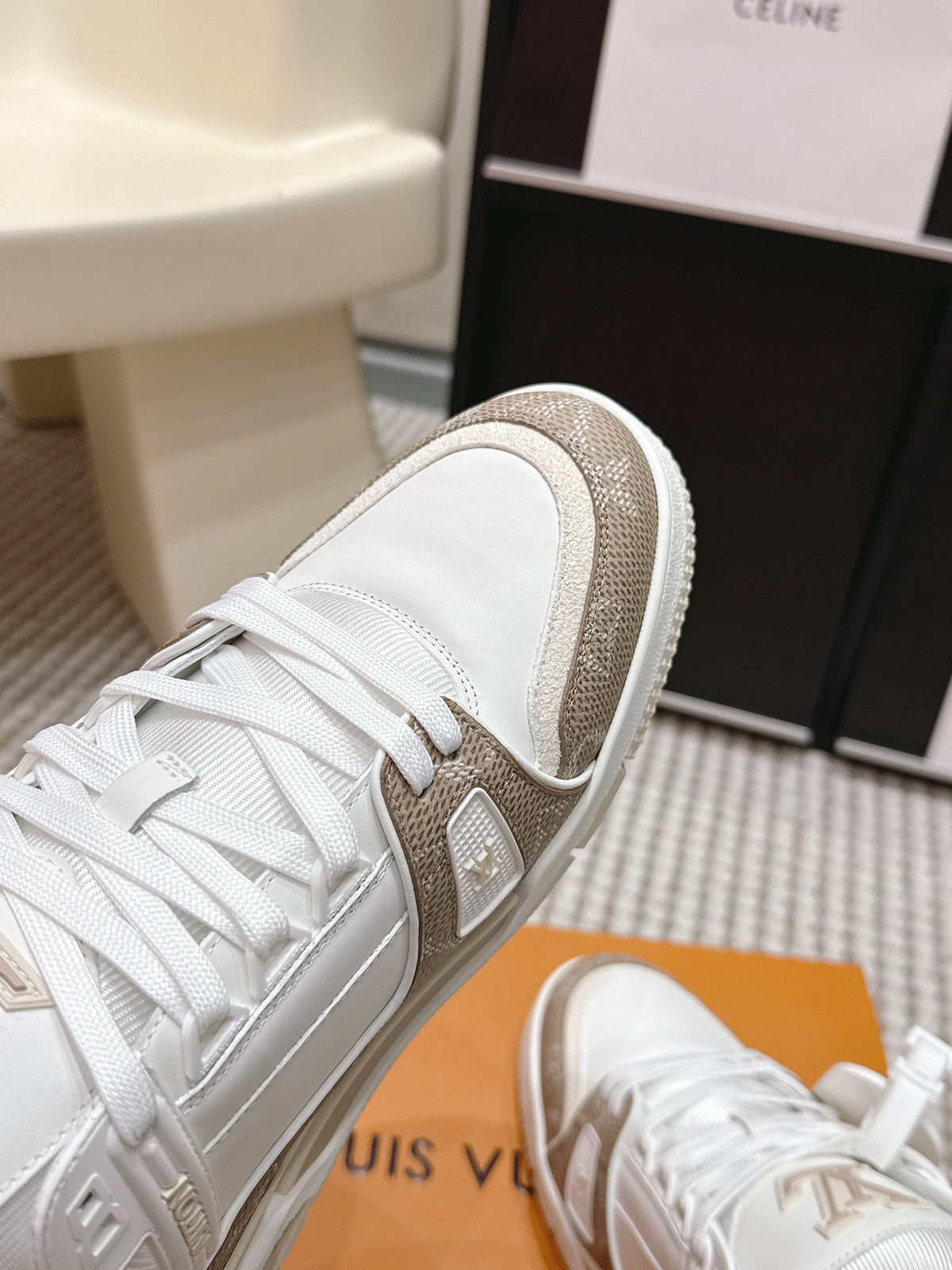 LV 26ss Trainer Sneakers White Beige Cowhide 632426