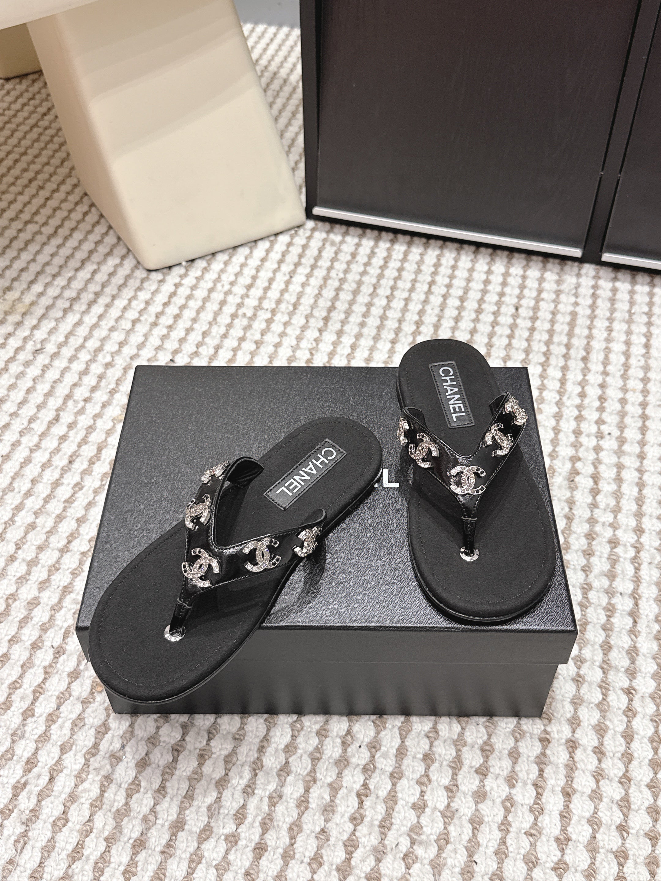 CC 26s Thong Sandals Black Suede Sheepskin Sliver Charm 632357