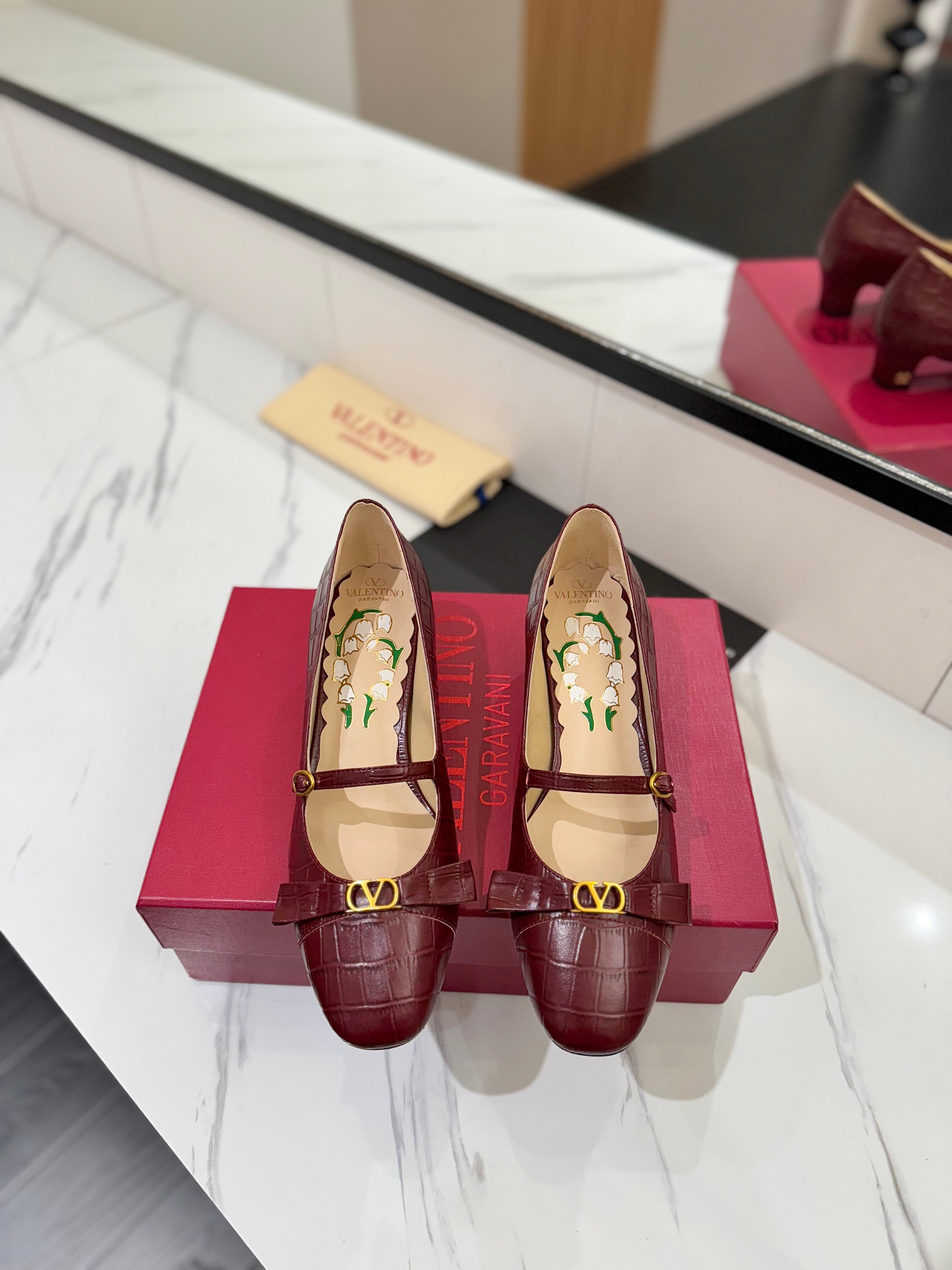 VT 25 Vlogo Signature Red Pumps Cowhide