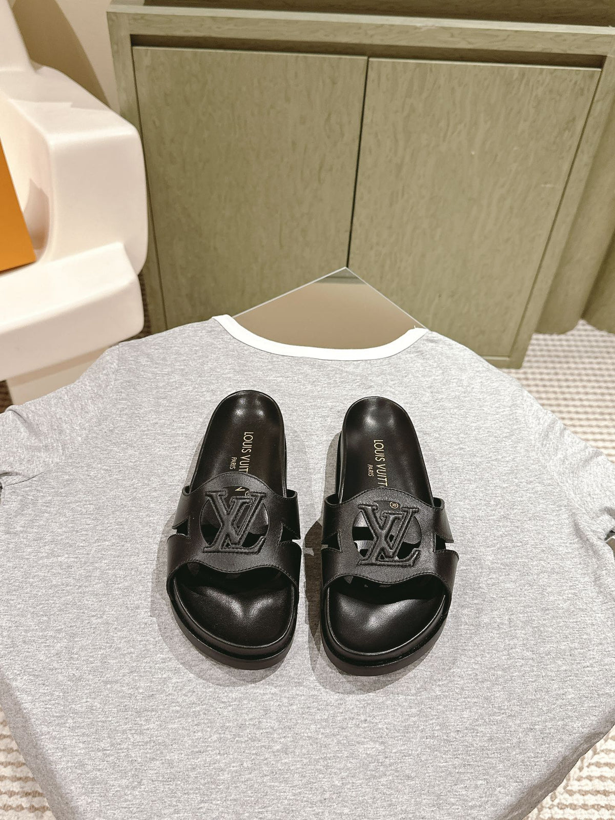 lv sandal isola flat mule black calfskin