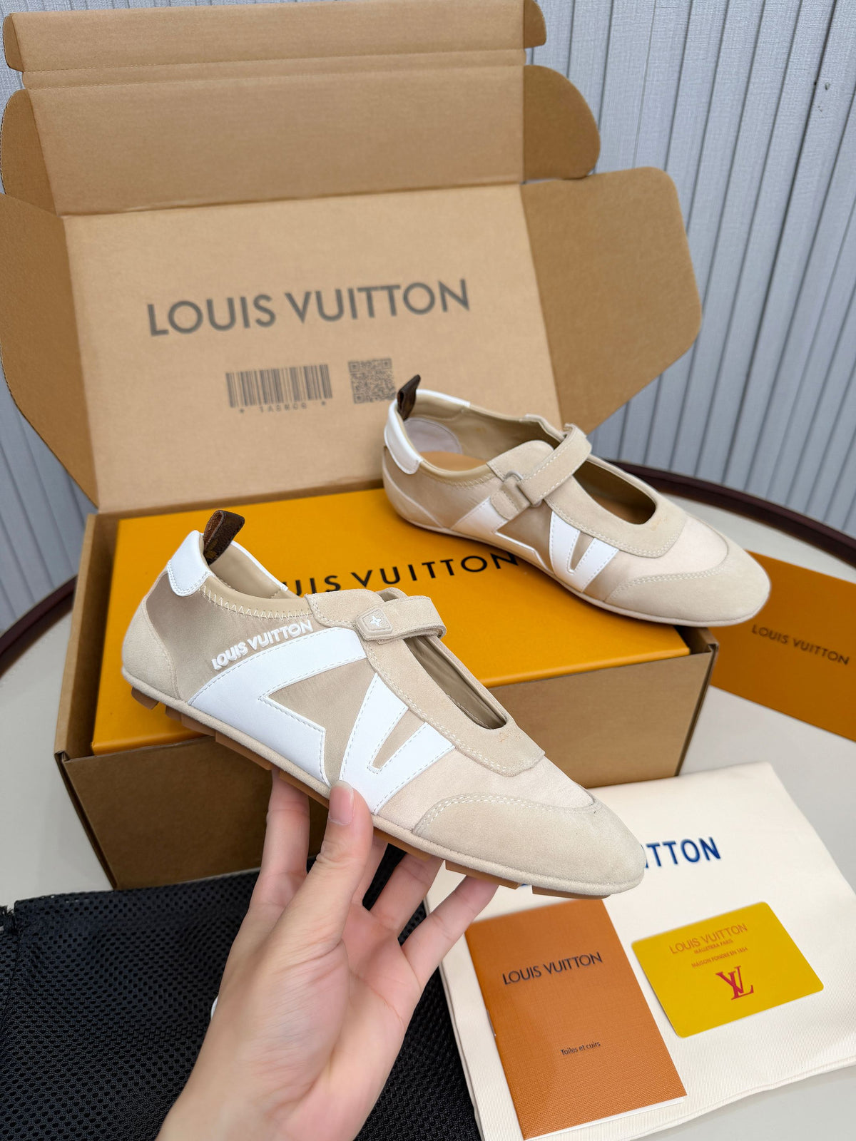 LV 26ss Sneakerina Mary Jane Beige White Suede Cowhide 674024